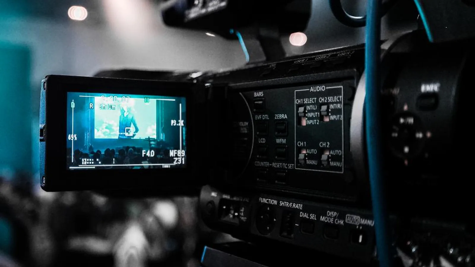 Câmera de vídeo profissional gravando